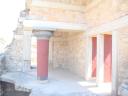 044. Wooden ceilings in Knossos - (Κνωσσός). To solve seismic problems in Knossos the ancient architects used wooden ceilings between the stone blocks. After the reconstruction those ceilings were changed for concrete ones stylized like wood.