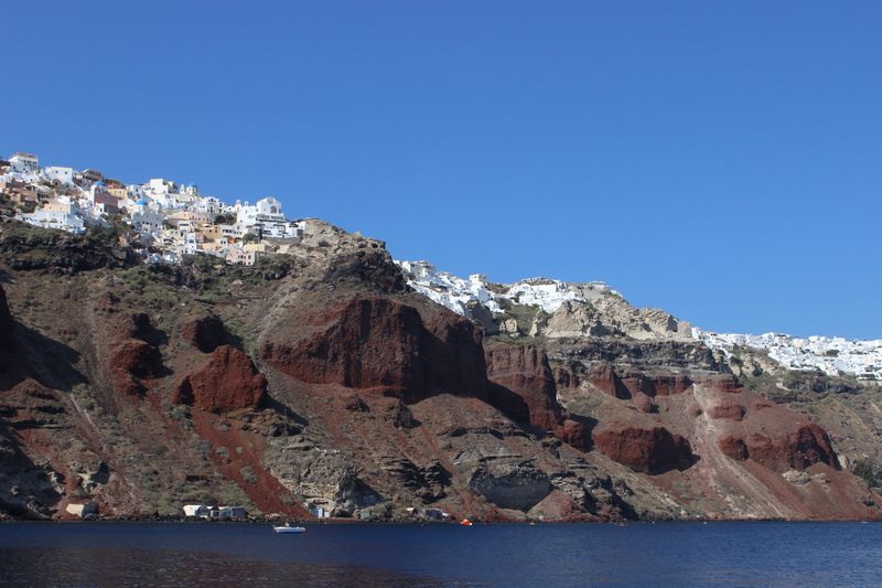 Sailing up to Oia (Οία), Santorini